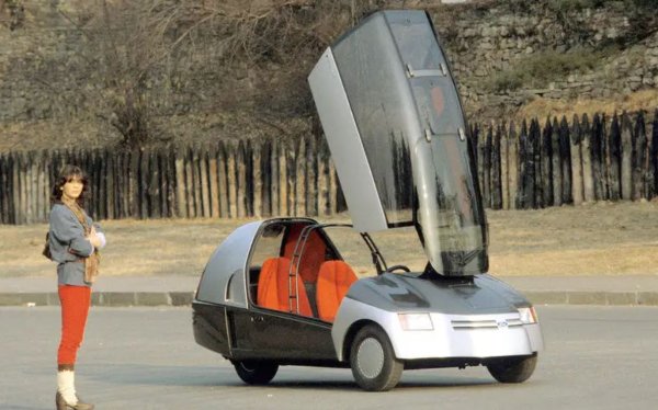 Отразявайки формулата на микроавтомобилите от 50-те години на миналия век, Cockpit може да побере двама души, като е проектиран като икономичен автомобил за градски условия.
Малък, лесен за паркиране и изключително пестелив, той е оборудван с 200-кубиков едноцилиндров мотоциклетен двигател с максимална мощност от 12 к.с. Поглед напред към бъдещата лична мобилност.
